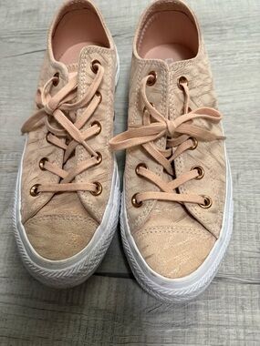 converse sneakers size 6. Great condition.